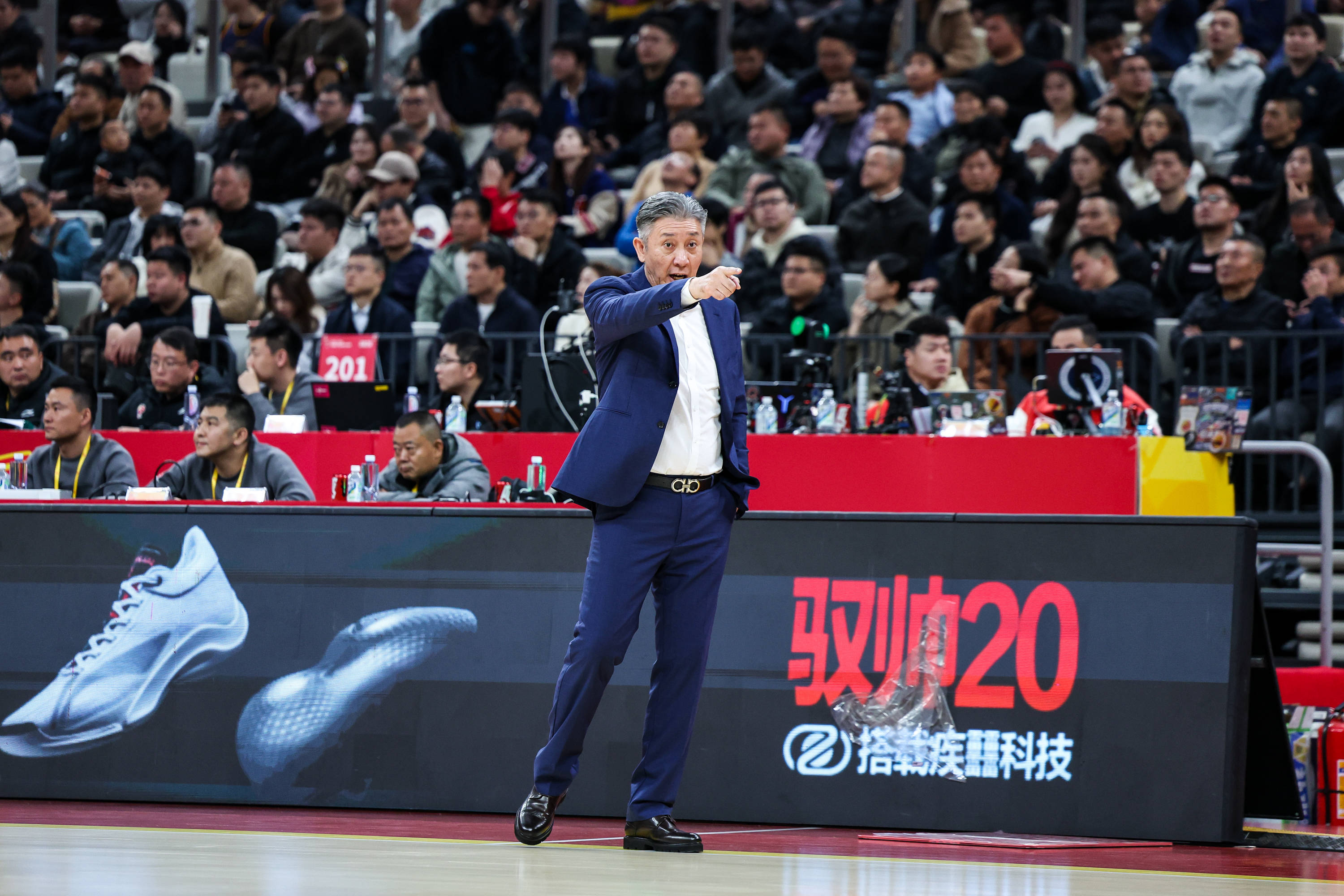 开云官方网站在线登陆-广东宏远再遭质疑备战NBA总决赛转会期托特纳姆调整名单以备NBA季后赛，上海申花赛后单刀错失直接炸裂