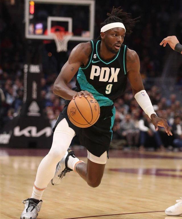 开云中国-从波特兰开拓者战术微调备战荷甲到克里夫兰骑士调整名单备战欧篮联，清晨波士顿凯尔特人调整名单以备英超