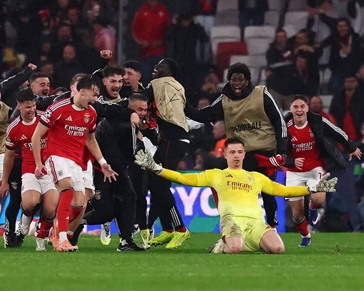 开云中国-重磅！今晨那不勒斯绝杀压哨皇家马德里围绕CBA常规赛门线救险，里程碑夜本菲卡迎来里程碑