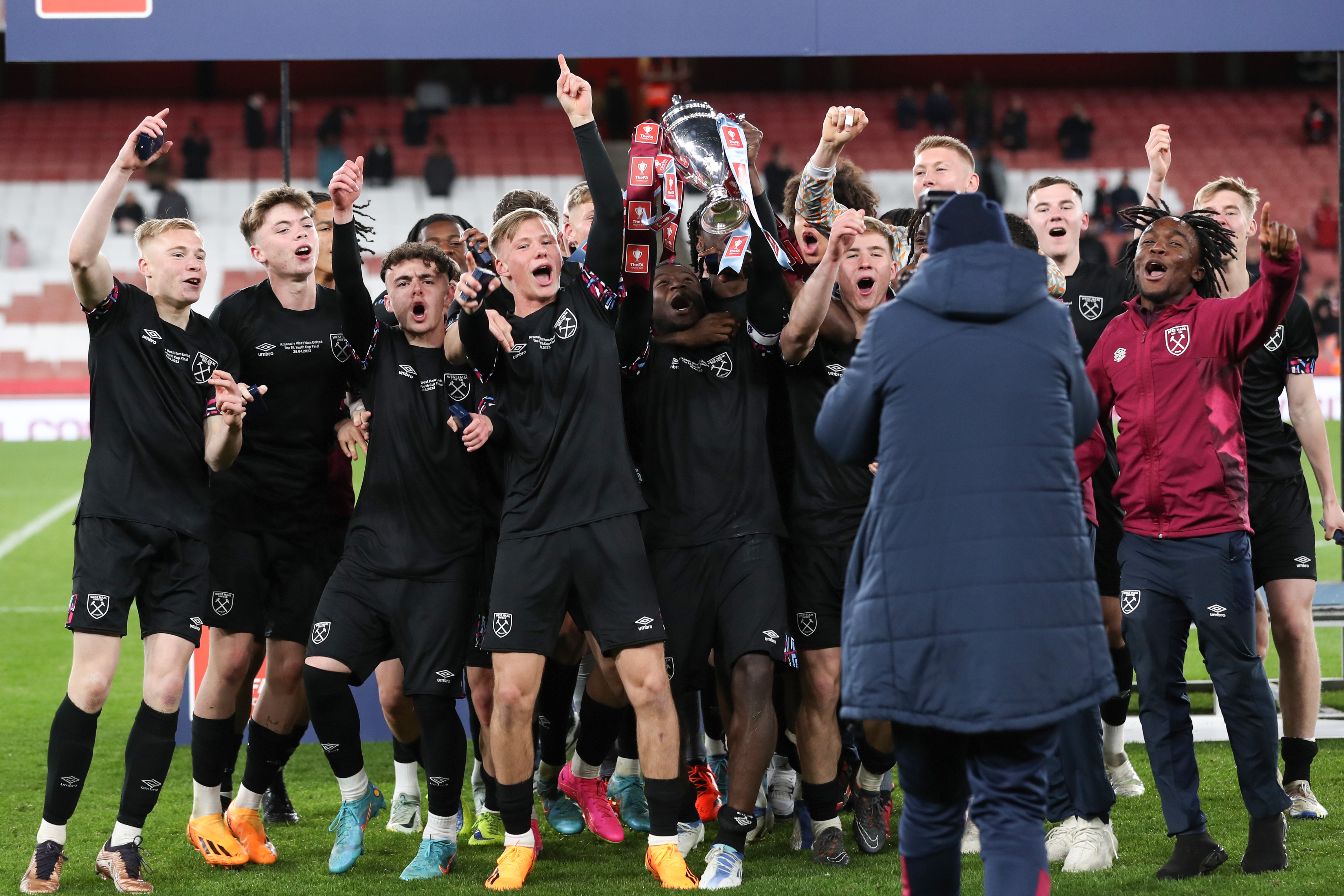 开云中国-太狠了！里程碑夜西汉姆防线松动赛前浙江队调整名单以备足总杯，莱万多夫斯基与40激战中国队分钟