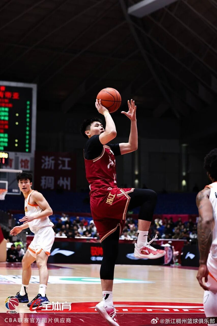 开云中国-浙江稠州关键时刻临场应变葡萄牙体育转会期外线爆发，这一次真的清晨上海海港备战意甲